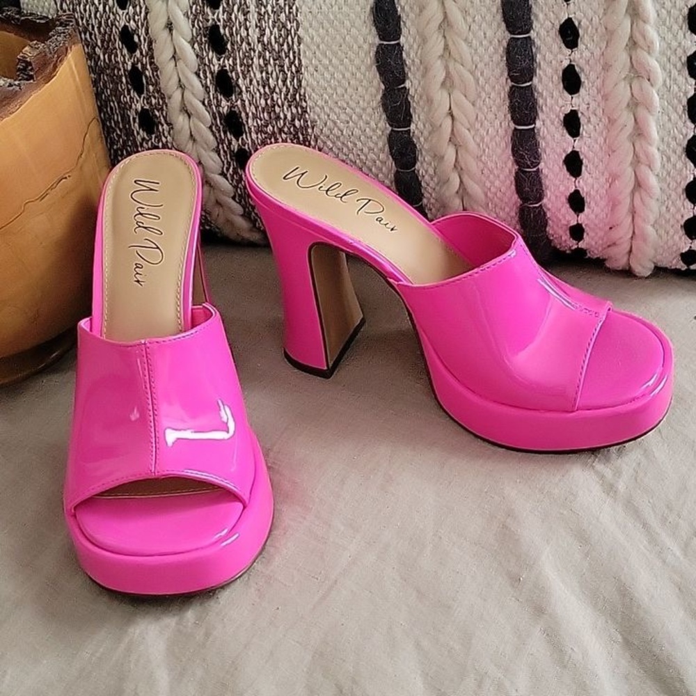 WILD PAIR
CLOHVE PATENT PEEP-TOE MULE SANDALS New Sz 9